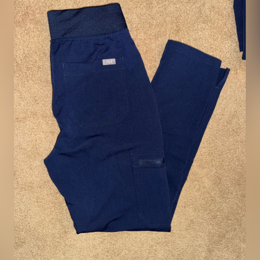 High waisted yola skinny scrub pants in size small color navy